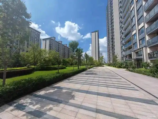 伟峰壹湖国际 住宅的天花板 另有车位 南北通透 小高层随时看,壹湖