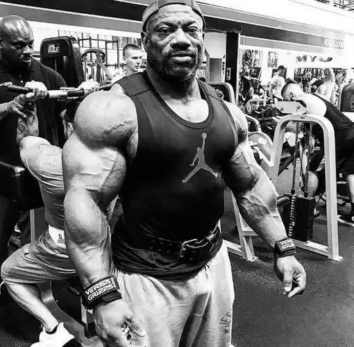 那些经典的黑白健美照,诉说着一代又一代健美之王的故事