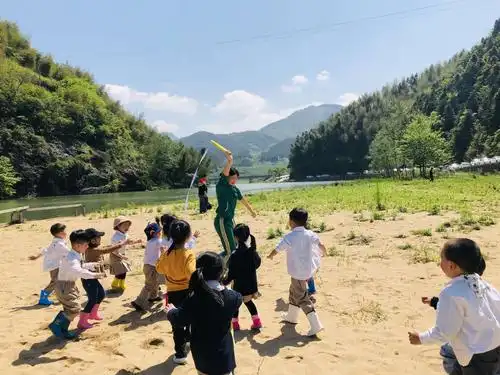 蒙洲实验幼儿园小三班春探活动"我眼里的春天"