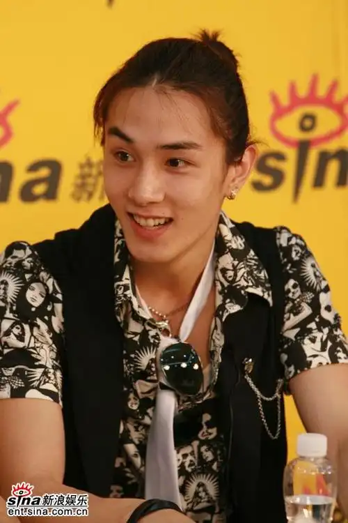 图文:韩国组合take新浪聊天--帅气李承铉