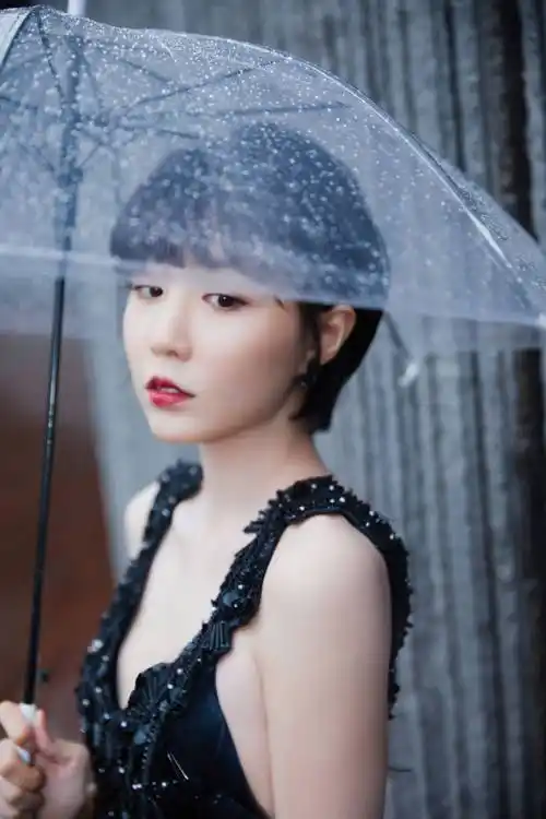 李欣燃受邀出席2021北京时装周一席镂空露背黑裙尽显优雅