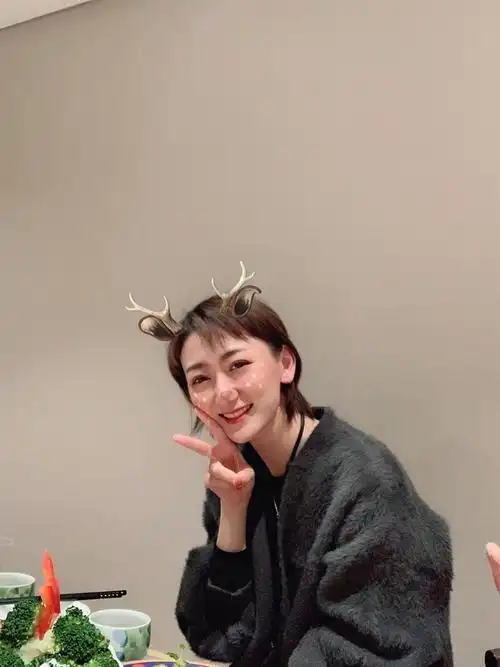 剪刀手是出镜率最高的土味拍照姿势[:141][:1_圈子-新氧美容整形