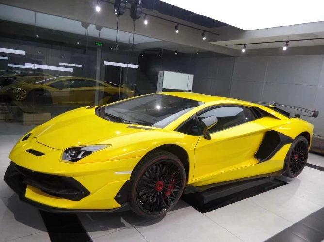 划过道路的闪电江湖人称大黄牛兰博基尼lp7004