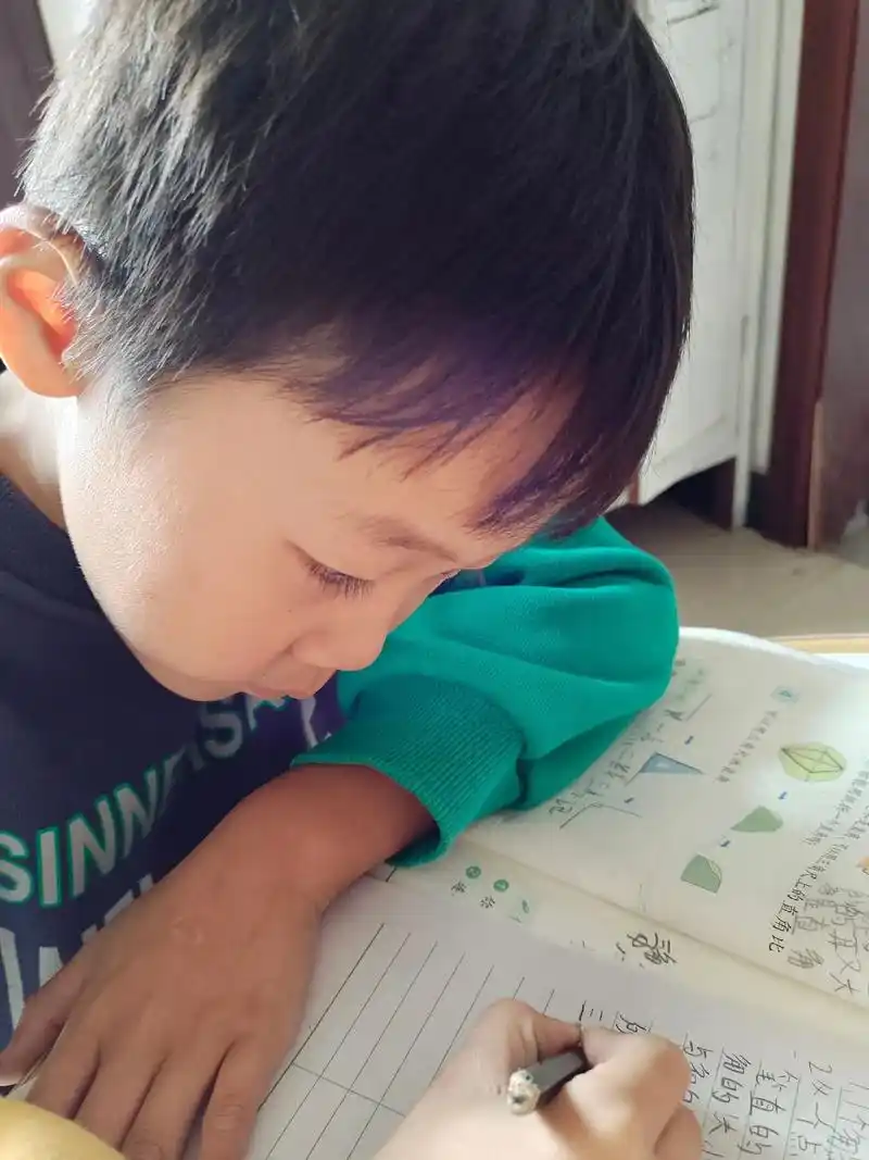 看着他们写作业我闲的无聊就给他们拍几张照片存下来一会儿能好好写