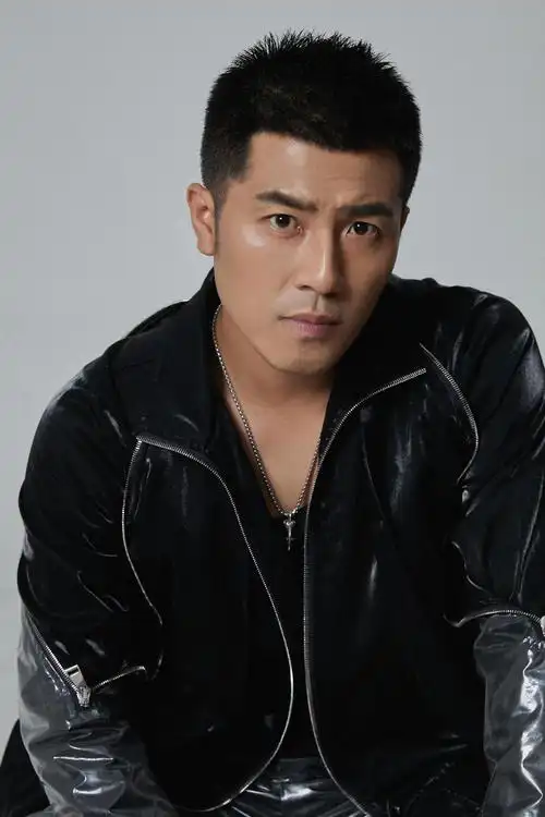 王铮硬汉风写真曝光 型男气质时尚范儿_手机搜狐网