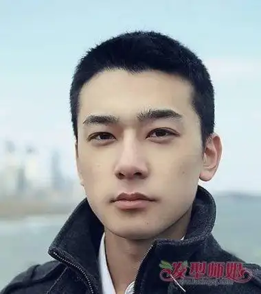 男生剃鬓角平头短发发型