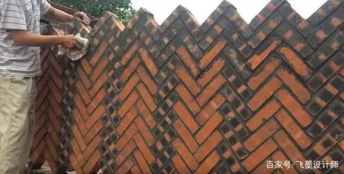 院子砌一圈红砖围墙,人字拼撑起来底下通风,同村人看了赞不绝口