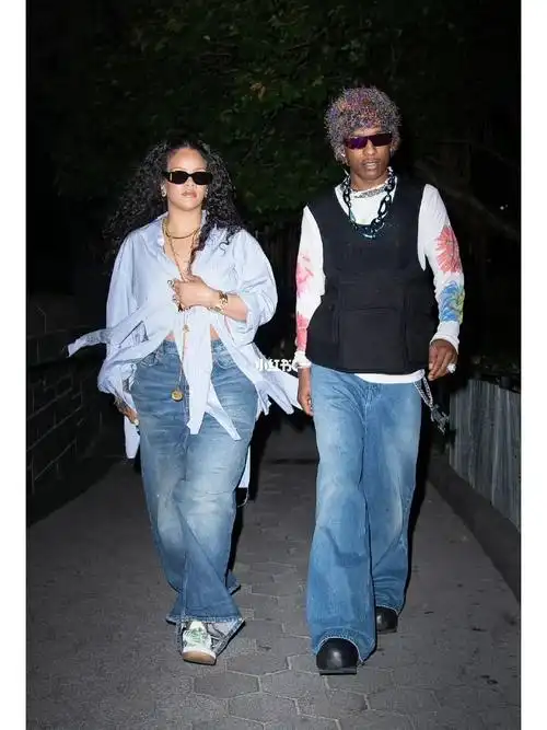 rihanna & asap rocky 被拍到清晨在纽约一公园内散步#rihanna