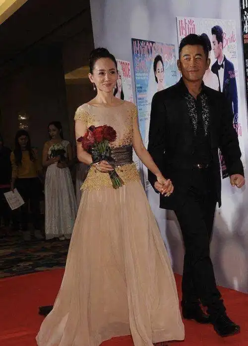 他是国家一级演员成名后出轨小16岁张歆艺又闪婚小15岁娇妻