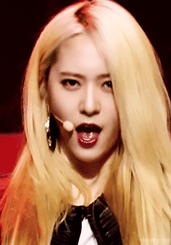 偶像金发红唇唱跳gif动图_动态图_表情包下载_soogif