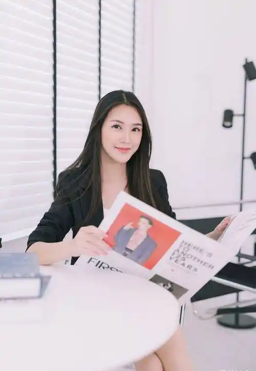 一身职场打扮的国外美女,气质干练,笑容甜美,展现出迷人的魅力_举手投