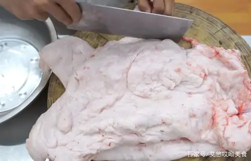 然后剔除隐藏在猪板油旁边的淋巴,杂质,去除后就将猪油切成小块备用