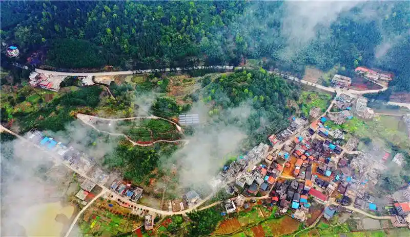 湖南嘉禾云雾缭绕山村美