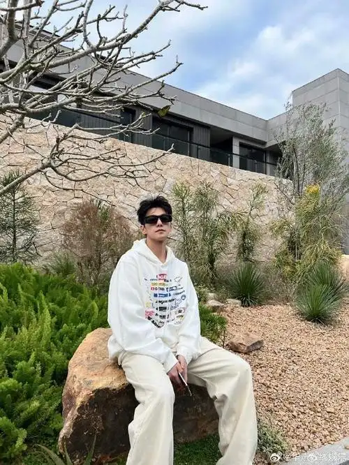 杨洋今日分享生活碎片,穿着白色卫衣戴着墨镜,发型清爽好干净