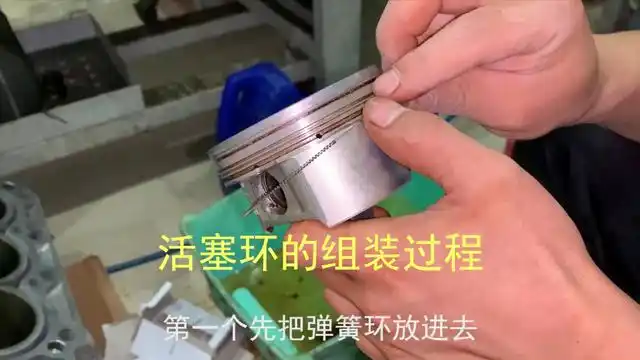 本田讴歌发动机因烧机油而大修,看看师傅组装活塞环的过程!