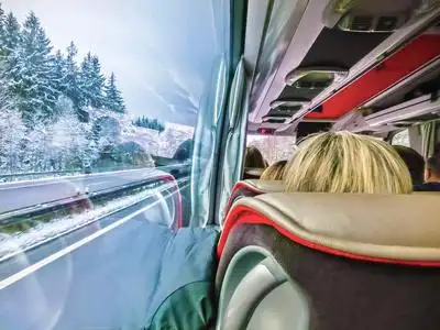 公交车上睡觉坐在公交车上, 看着窗外的游客群照片