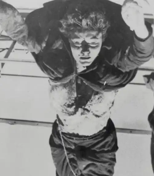 意大利法西斯头子墨索里尼被枪决后吊在广场公开示众