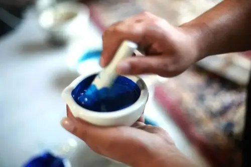 每一天的唐卡画创作就从研磨颜料开始