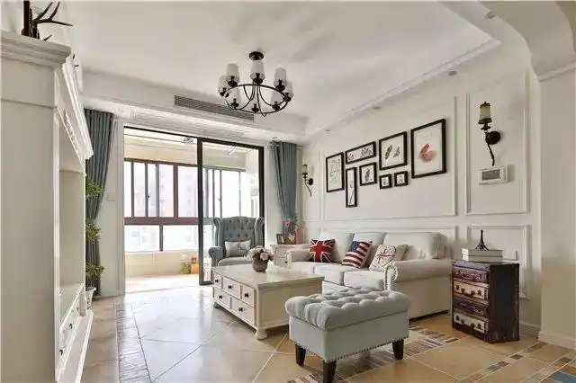 客厅地砖的波导线也是很有特色的,采用不同间距的七彩竖条纹,仿旧处理