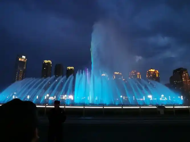 大连星海广场音乐喷泉每晚7:30播放,漂亮,花样变幻莫测,最高达三十