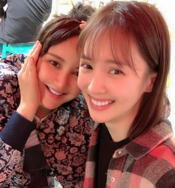 张歆艺产后发际线后移,和好友金晨撒娇合照:脱发一起脱!