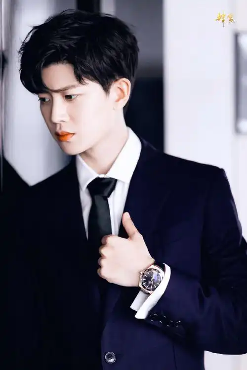 任嘉伦[超话]#rjl#任嘉伦黑色西装# ·. 来自肆雾siwu - 微博