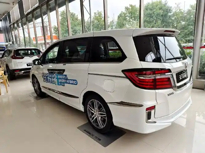 混动就是省油本田艾力绅到店实拍家用mpv好选择