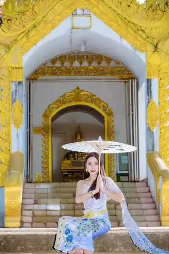 穿纱笼的小姐姐