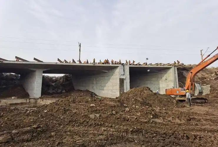 西机路铁路框构桥工程(1-8 2-11.5 1-8)m框架桥顶进就位