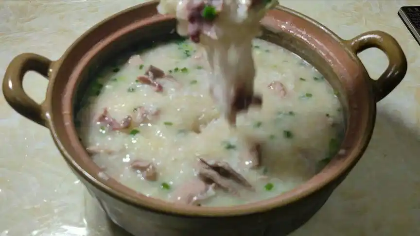 广东猪肝瘦肉粉肠粥,鲜香滑嫩营养又养生,炎热夏天来一煲最好