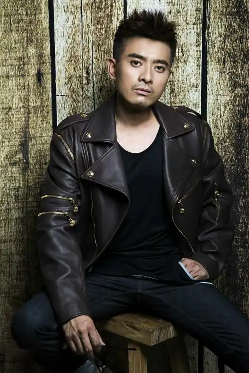 简介:陈龙早年写真帅气图片,分享一组陈龙图片给大家,图中的明星图片