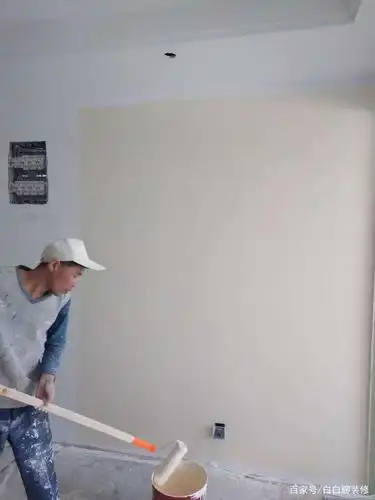 师傅在刷墙,我在拍照