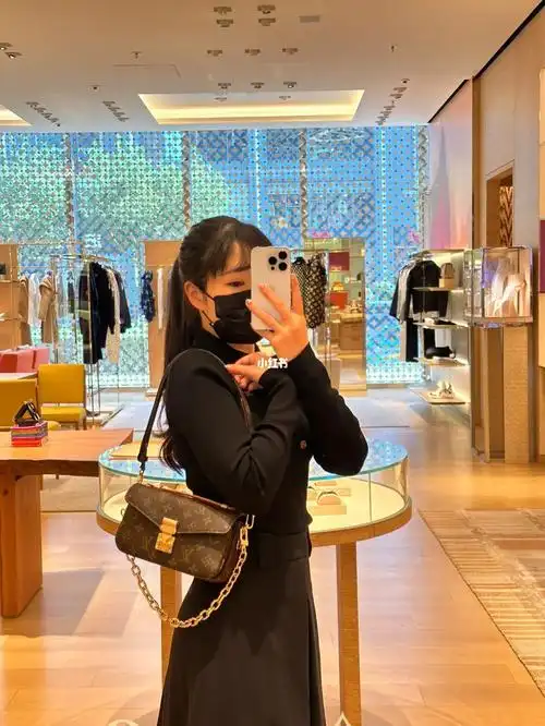 lv新款邮差包上身效果