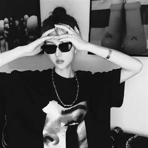 霸气女生头像黑白酷帅露出那冷酷的微笑