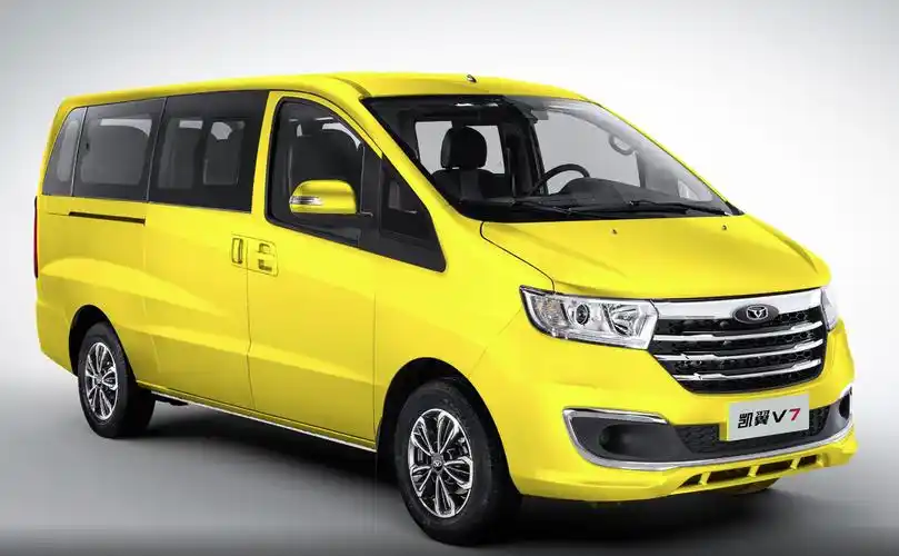 从勤练看来,颇有点瑞风商务车的风格,整个车头都很短,有点当年面包车