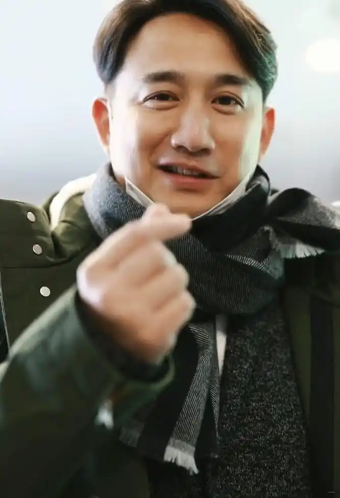 上海,近日,黄磊现身机场.