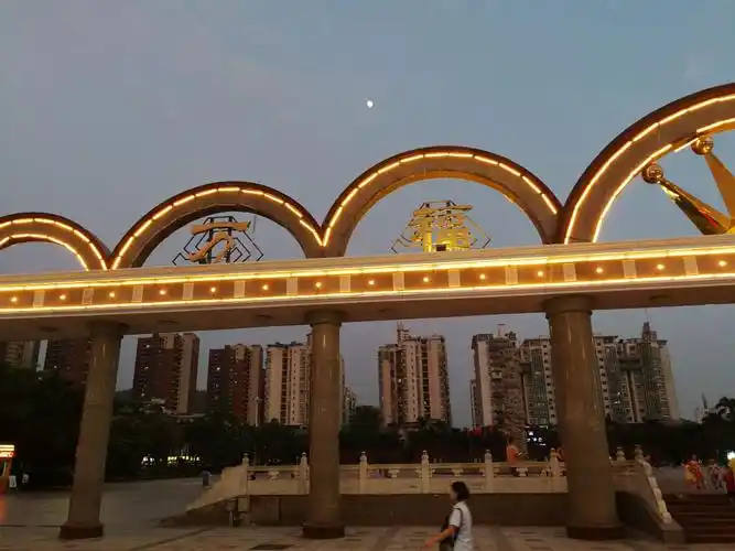【携程攻略】深圳万福广场景点,这是福永镇上一处很大的空地,是当地