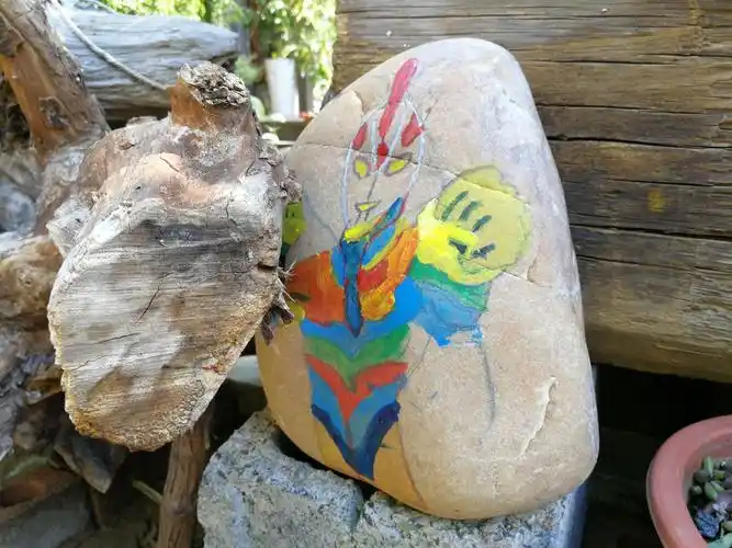 彩绘石
