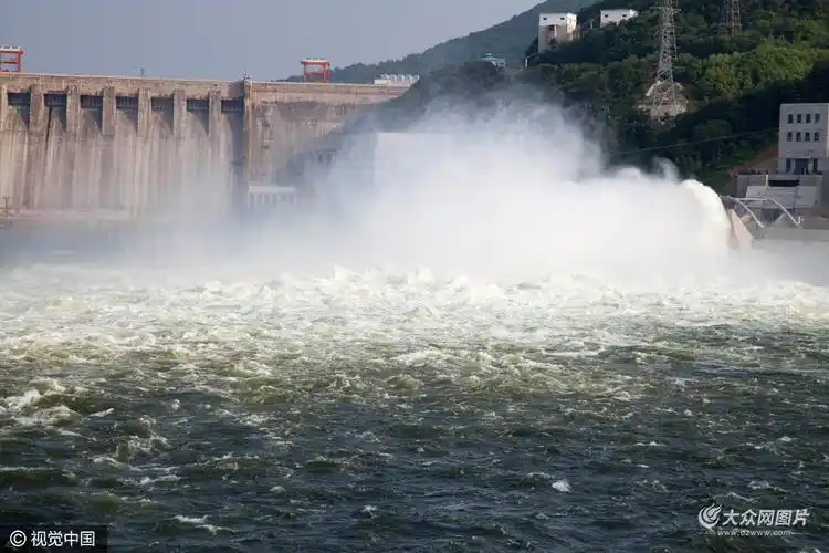 吉林丰满大坝泄洪波浪滔天引来众多市民观看