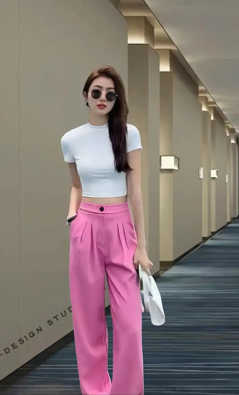 新款高腰短款露脐短袖t恤来啦!版型很正,纯欲风修身显瘦,辣妹 - 抖音