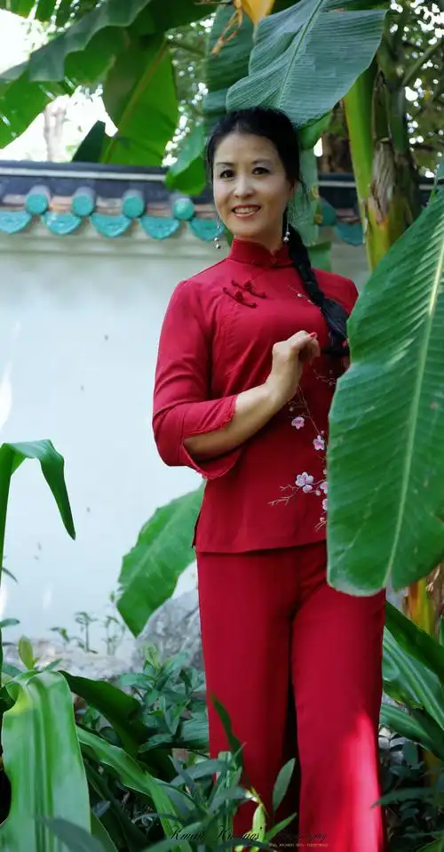 扮演了一个朝鲜族姑娘,是不是有点像啊取景怡海公园和亚艺公园