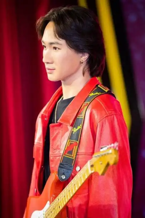 黄家强跟哥哥黄家驹蜡像合影,时隔多年对大哥甚是思念