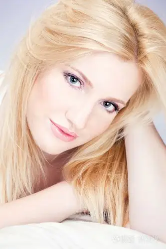 漂亮的金发碧眼女人