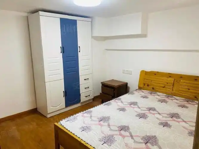 新站广场朝南两室一厅1400包物业两个卧室都有空调