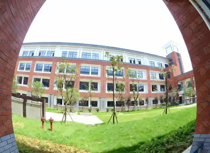 麓谷这所学校非常美现在她在招老师还不赶紧来报名