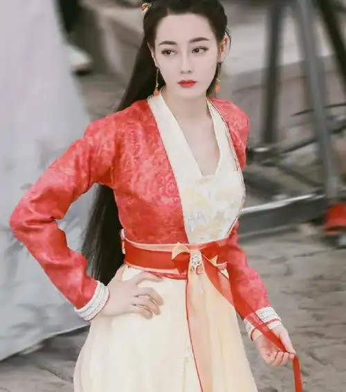 迪丽热巴古装造型太美艳,鹅黄色长裙难掩好身材,嘟嘴卖萌超可爱