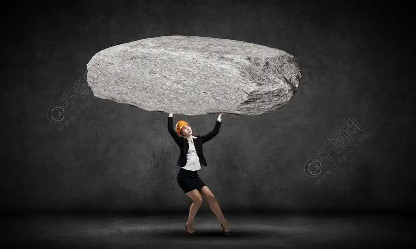 女工程师年轻女子工程师头顶举起巨大的石头