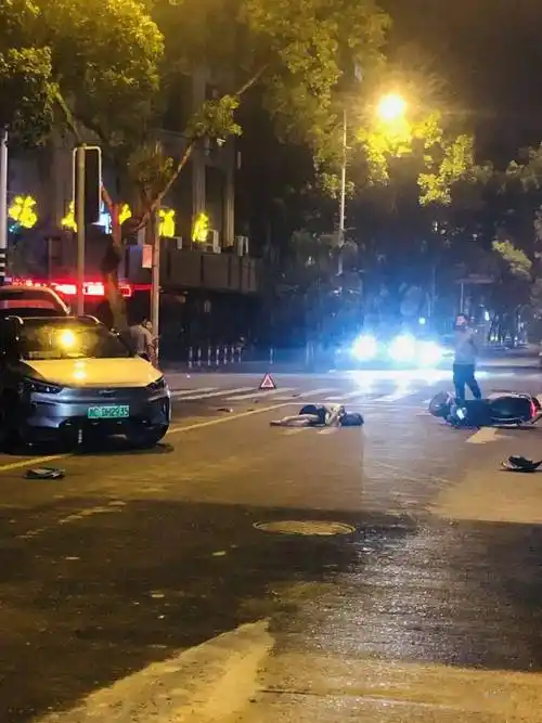 龙港凌晨车祸有人被撞倒地