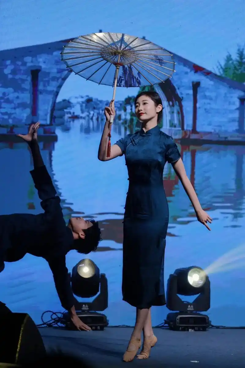 当一次撑油纸伞的丁香姑娘7915 #舞蹈  #舞台 - 抖音