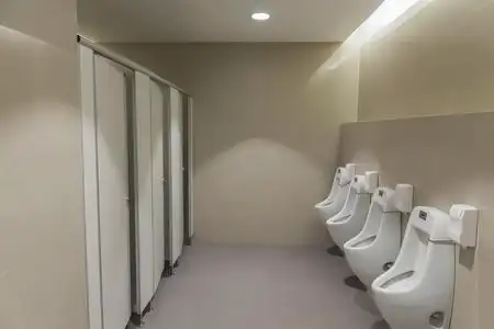 小便池, 小房间,室内厕所背景,室内的厕所在办公室的人照片